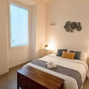 Charming & Spacious Florentine Just Two Mins From Tram Stop Florencia